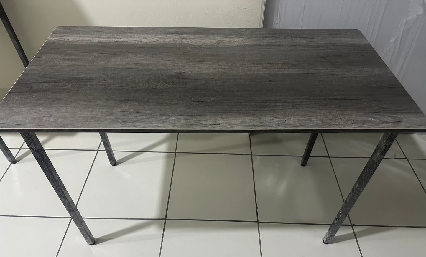 Mesa de trabajo gris