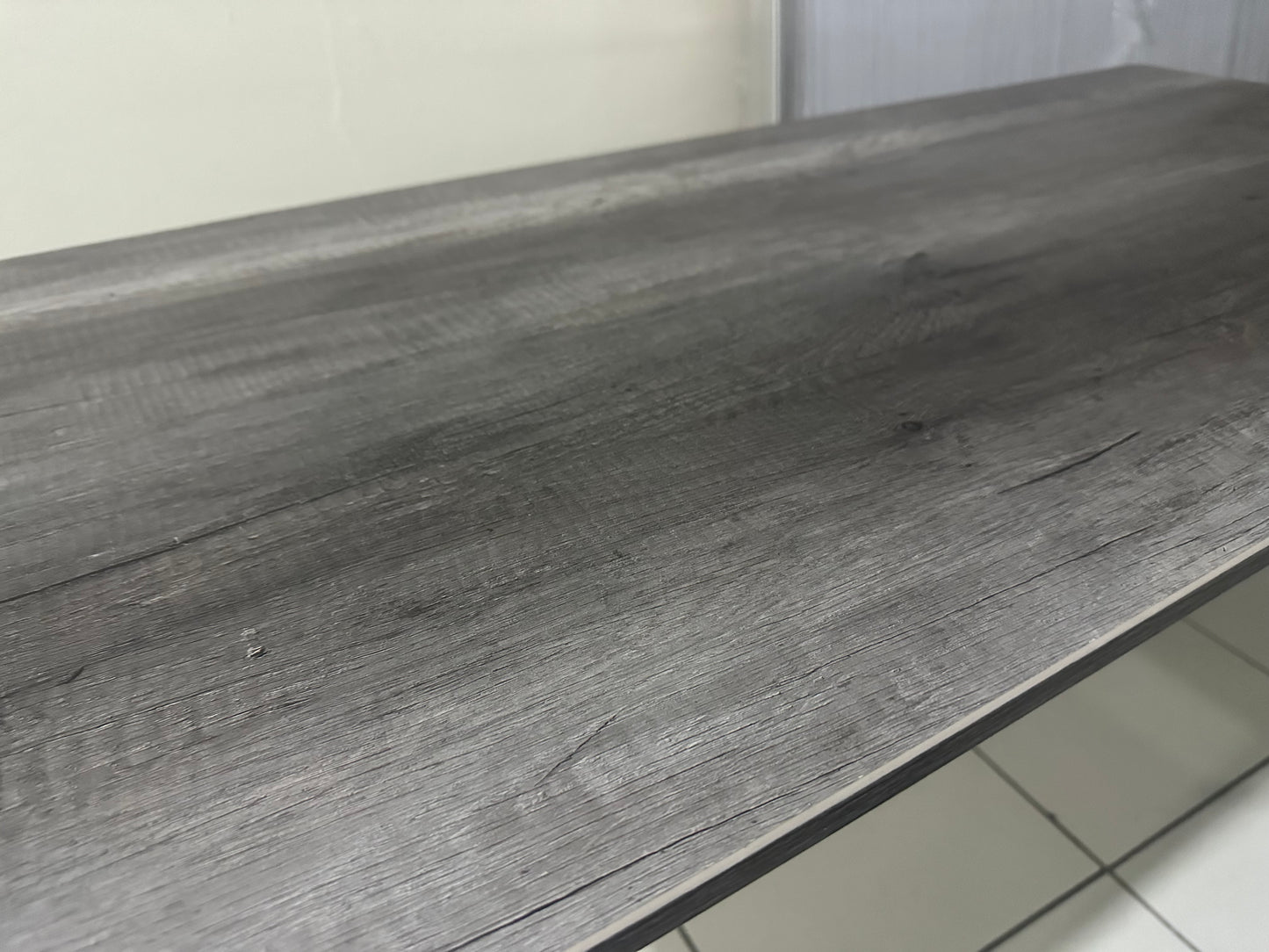 Mesa de trabajo gris